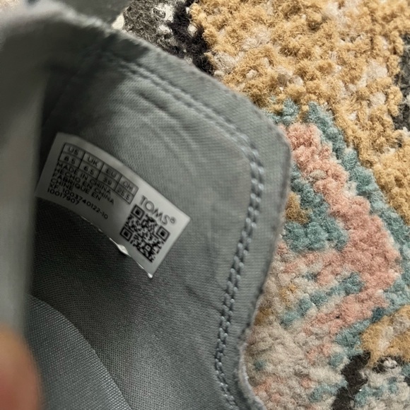 Tom’s light blue shoes - Picture 3 of 4